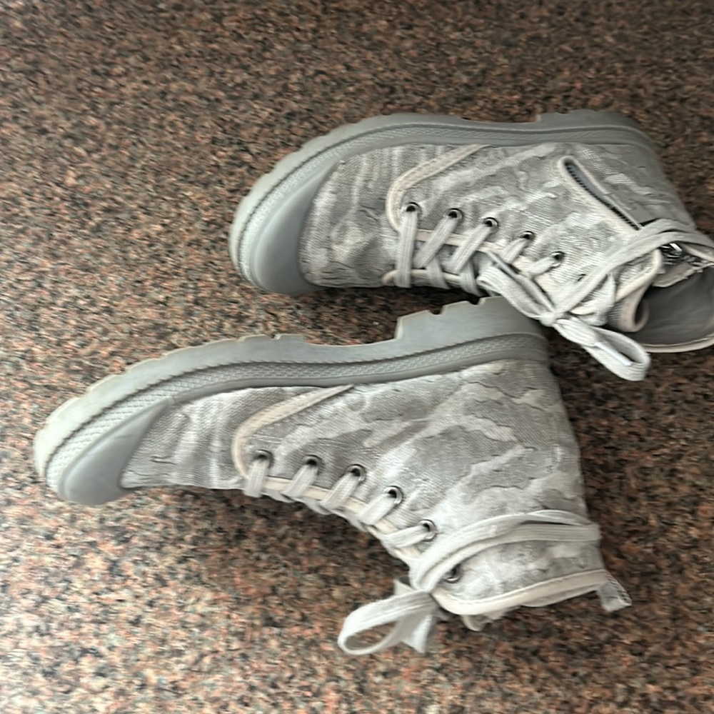 Brand-“Rocket Dog”canvas boots, color is a light camouflage print gray hues (7) - Picture 7 of 11